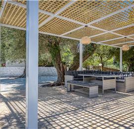 4 bedroom villa with pool by the sea, near Corfu town, sleeps 8